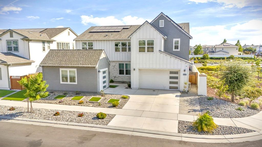 Photo of 2913 Hercules Court, Lathrop, CA 95330 (MLS # 225119477)