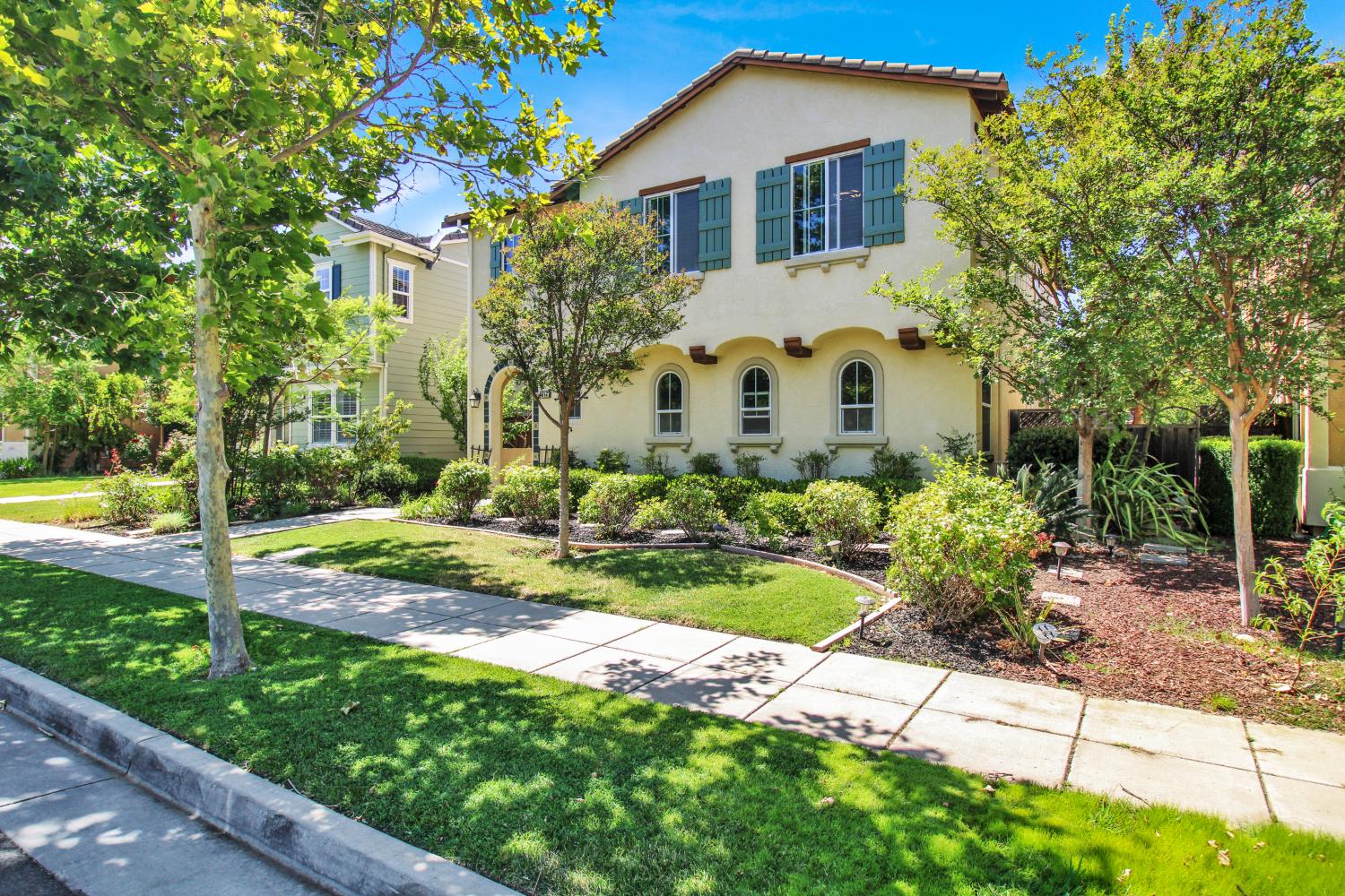 617 W Esplanade Drive