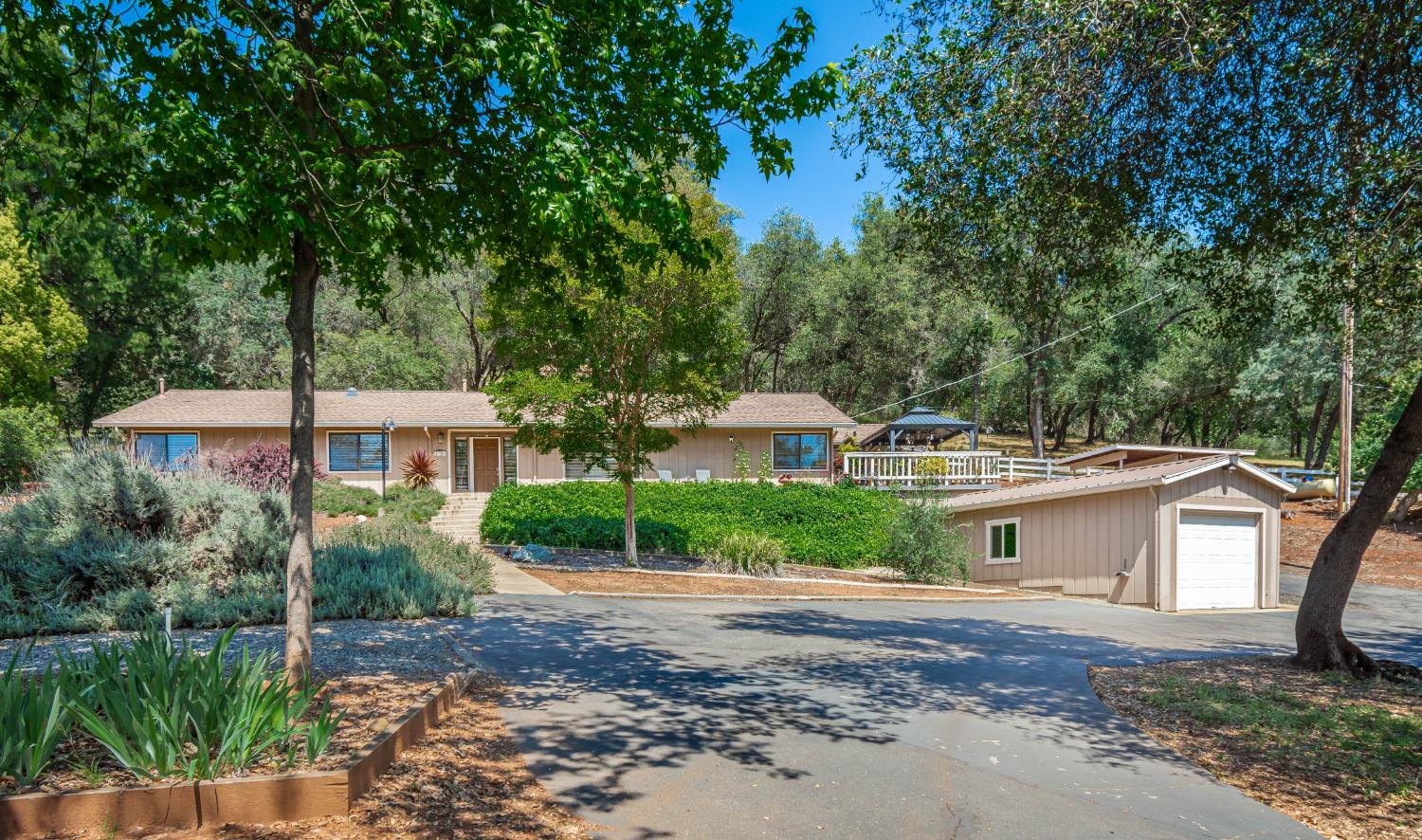 1725 Lone Pine Road