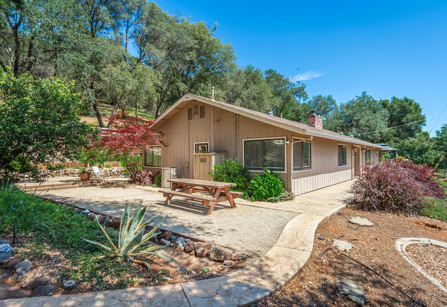 1725 Lone Pine Road