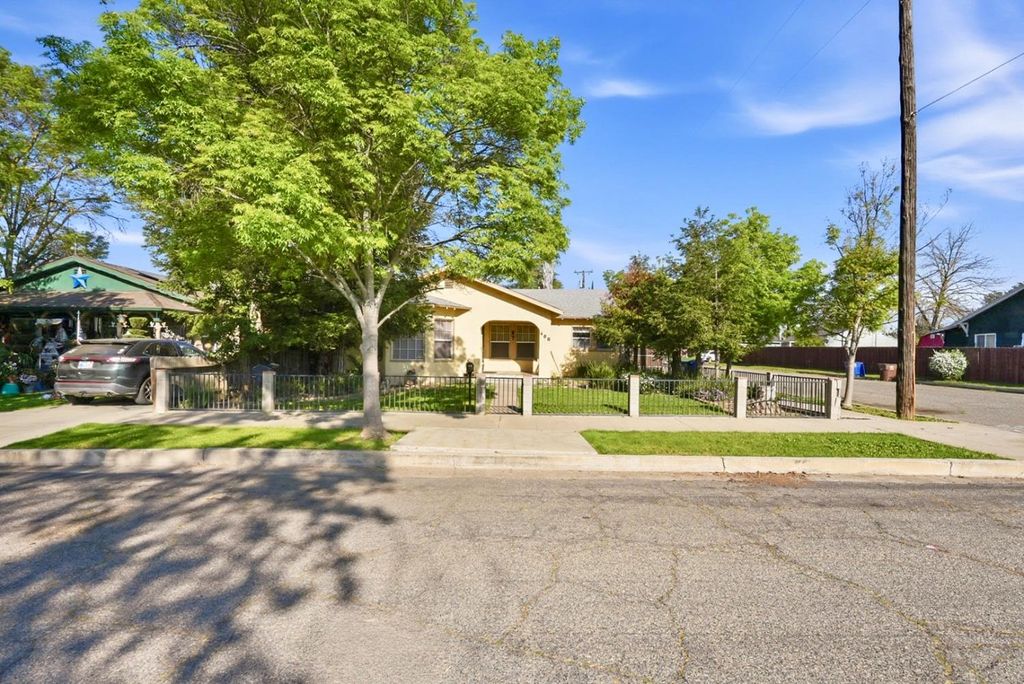 Photo of 400 Monterey Avenue, Chowchilla, CA 93610 (MLS # 226032536)