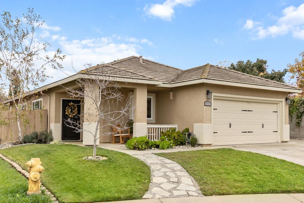 Photo of 937 bateman Court, Galt, CA 95632 (MLS # 225146669)