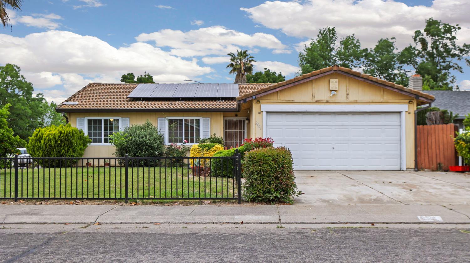 2401 Claridge Lane