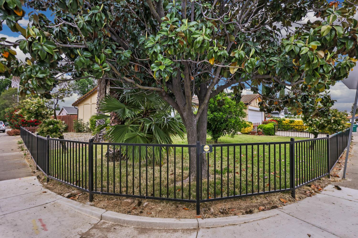 2401 Claridge Lane