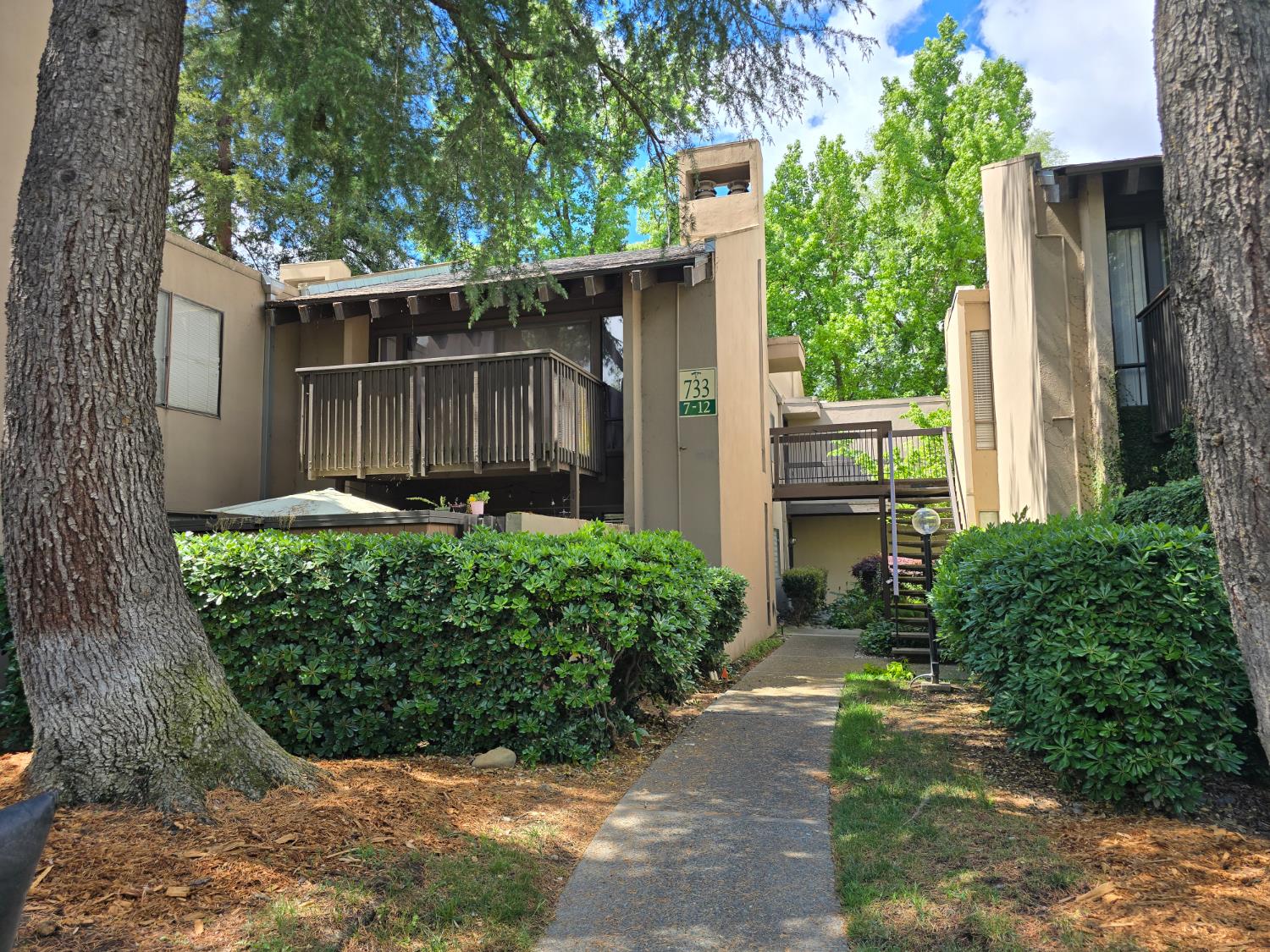 733 Woodside Ln E 12