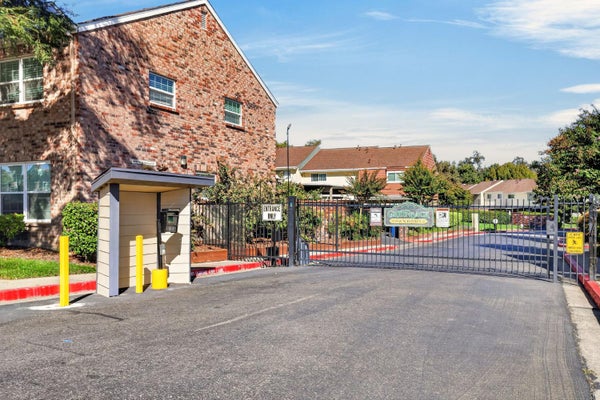 6305 WEXFORD CIR, CITRUS HEIGHTS, CA 95621 - Image fae2c9c8d64f9f9a304825ec0ca52581/1052133143