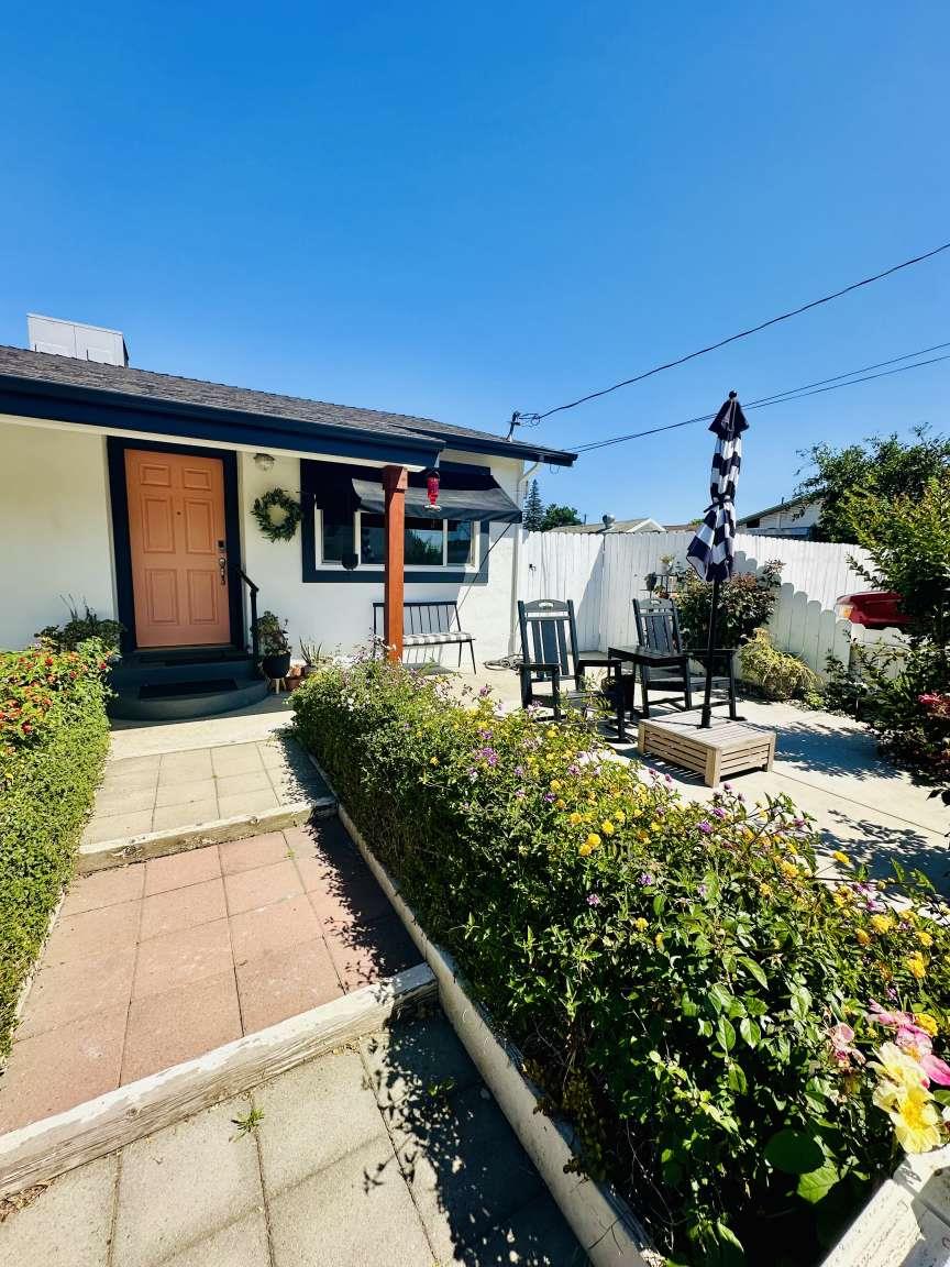 822 N Acacia Avenue