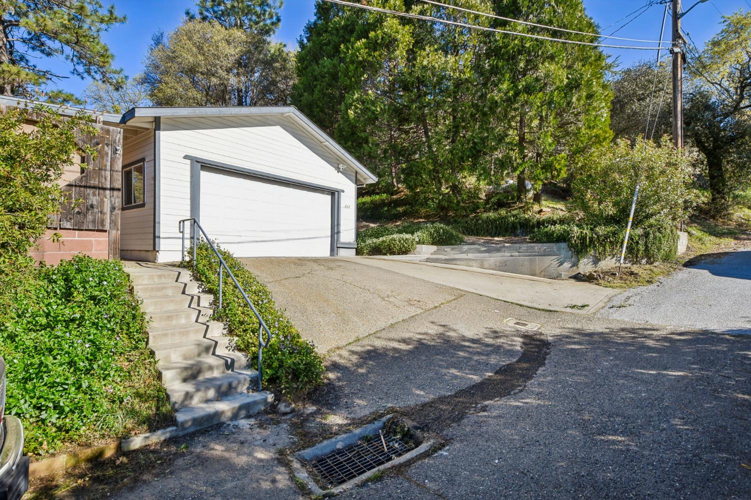 837 Hillcrest Street