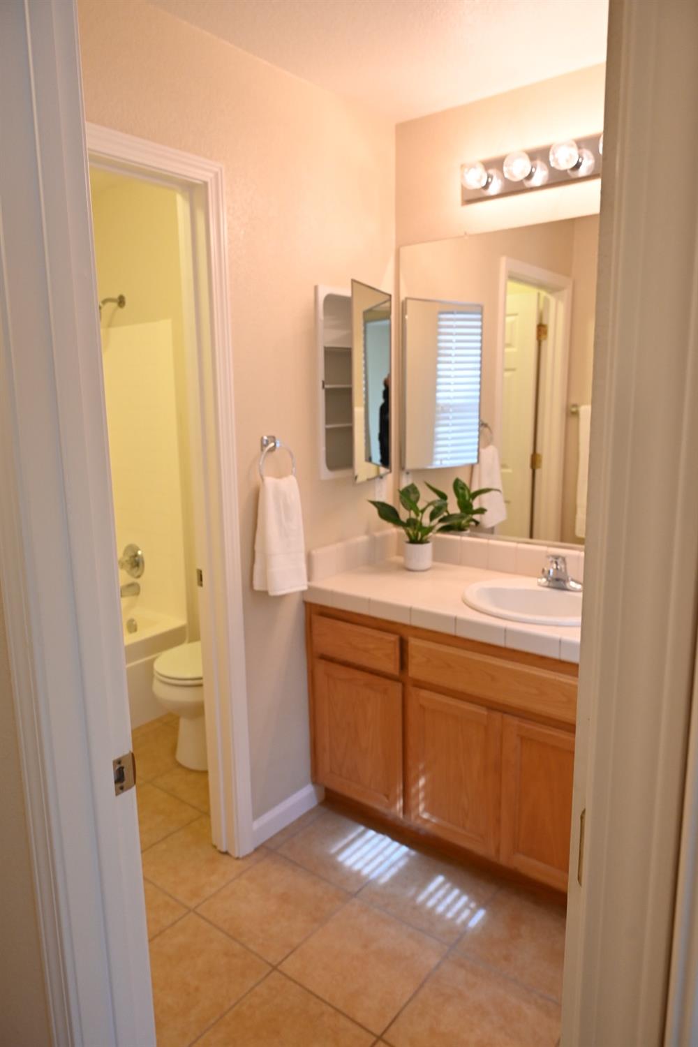 Stockton, California 95209, United States, 3 Bedrooms Bedrooms, ,3 BathroomsBathrooms,Residential,Pending,90319