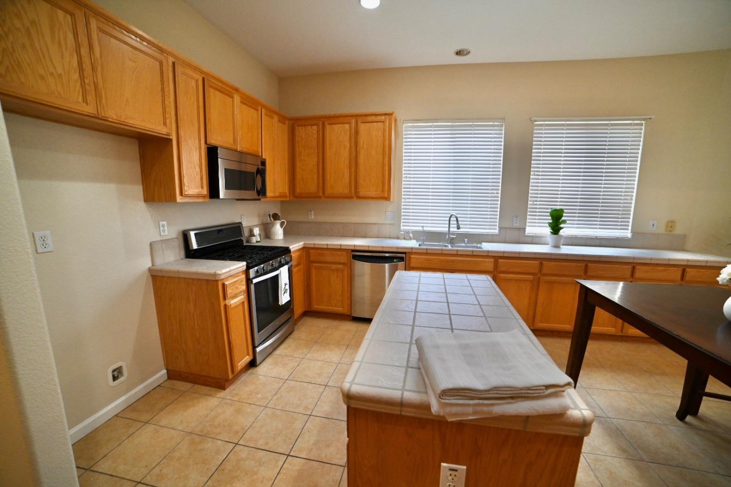 Stockton, California 95209, United States, 3 Bedrooms Bedrooms, ,3 BathroomsBathrooms,Residential,Pending,90319