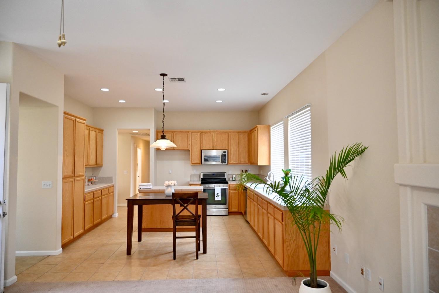 Stockton, California 95209, United States, 3 Bedrooms Bedrooms, ,3 BathroomsBathrooms,Residential,Pending,90319