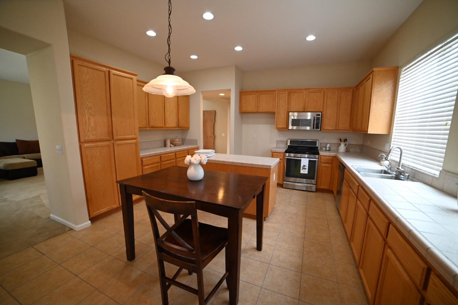 Stockton, California 95209, United States, 3 Bedrooms Bedrooms, ,3 BathroomsBathrooms,Residential,Pending,90319