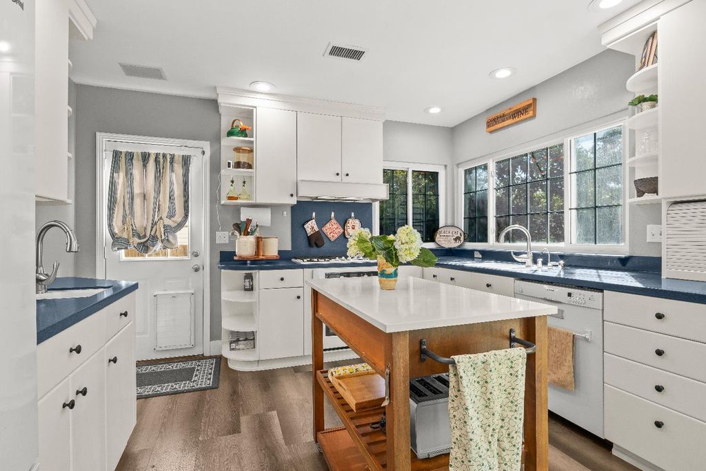 Photo of 1150 Arcade Boulevard, Sacramento, CA 95815 (MLS # 226029221)