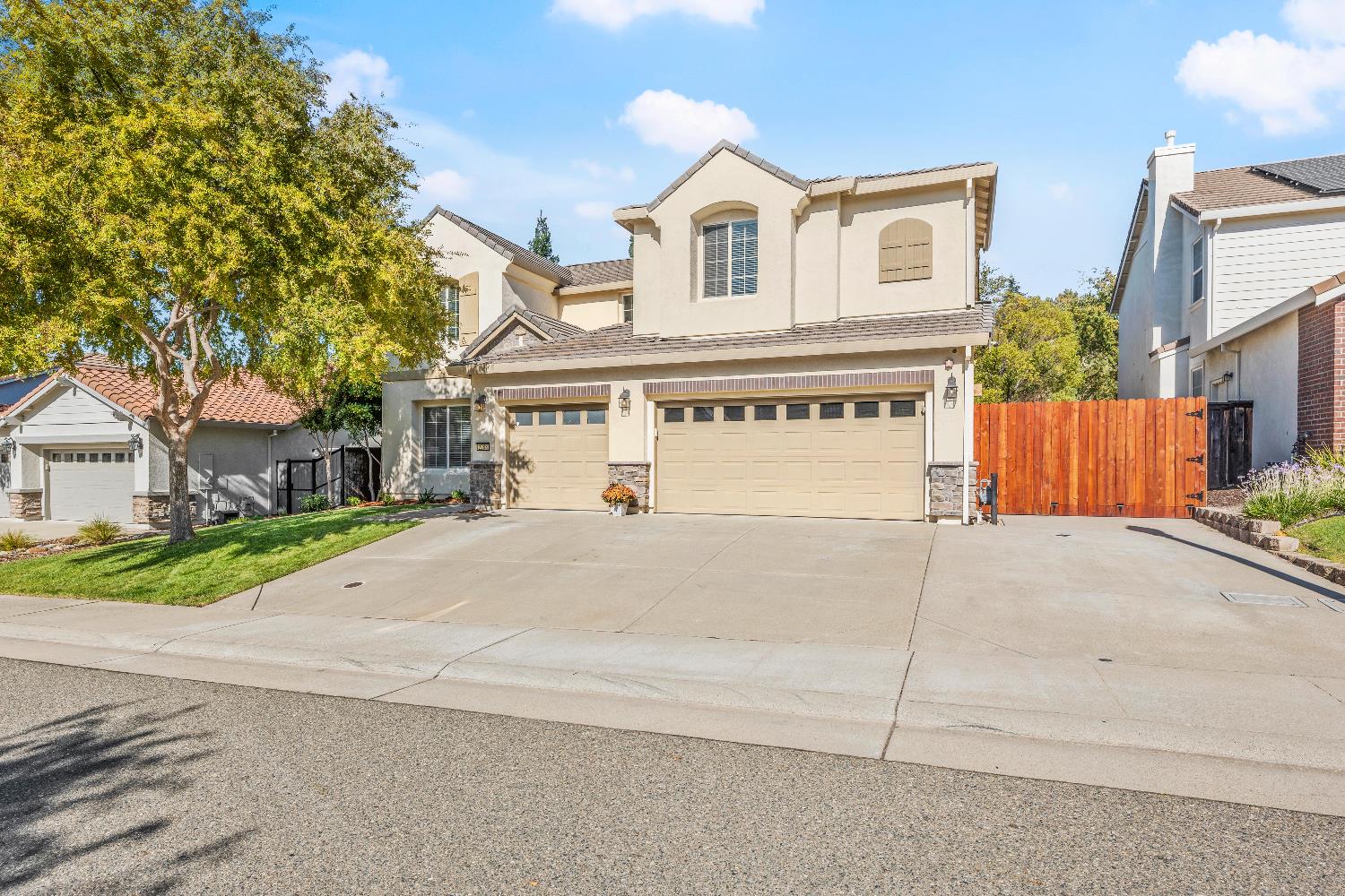 2208 Mount Errigal Lane