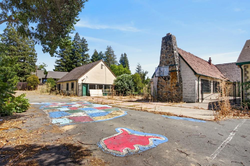 2830 Lacy Lane