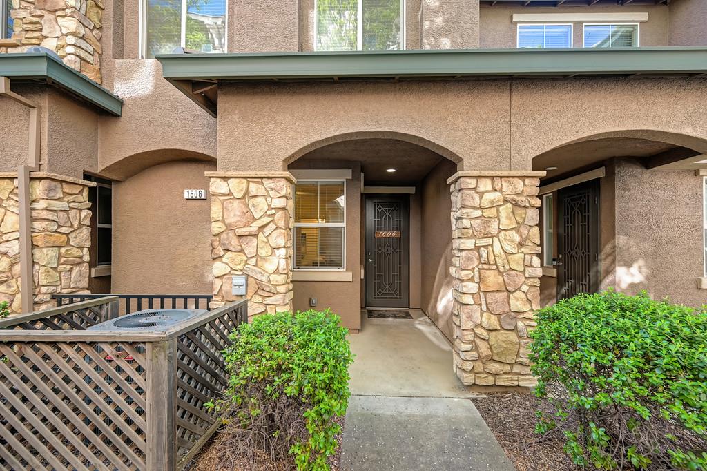 1606 Hudson Circle