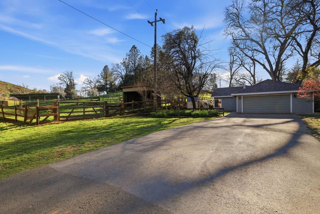 Photo of 1600 Hidden Circle, Shingle Springs, CA 95682 (MLS # 226028556)