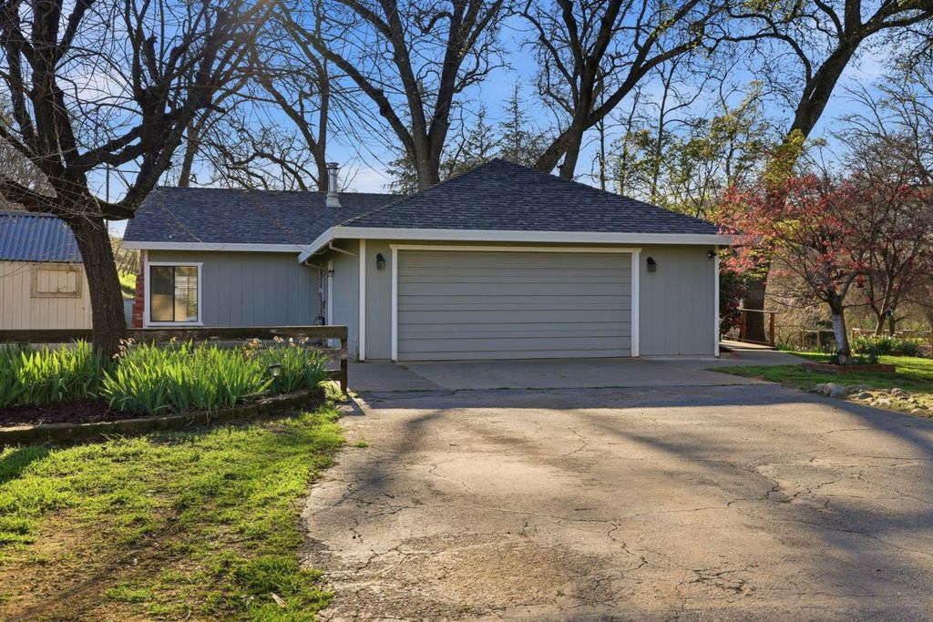 Photo of 1600 Hidden Circle, Shingle Springs, CA 95682 (MLS # 226028556)