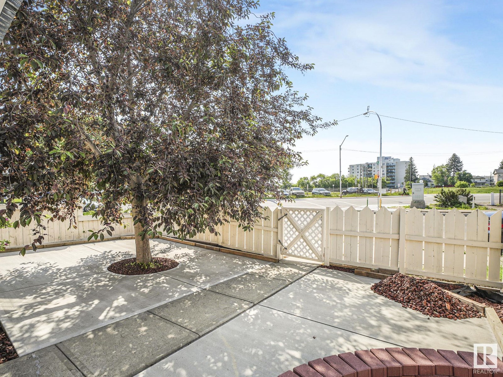 9404 102A AV NW