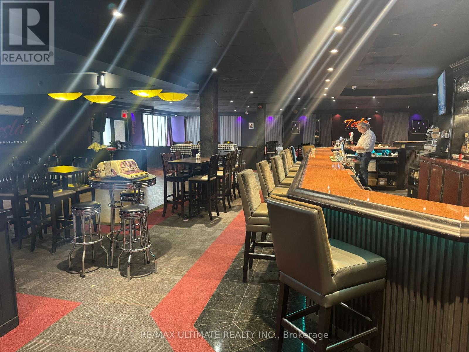 6 - 385 THE WEST MALL