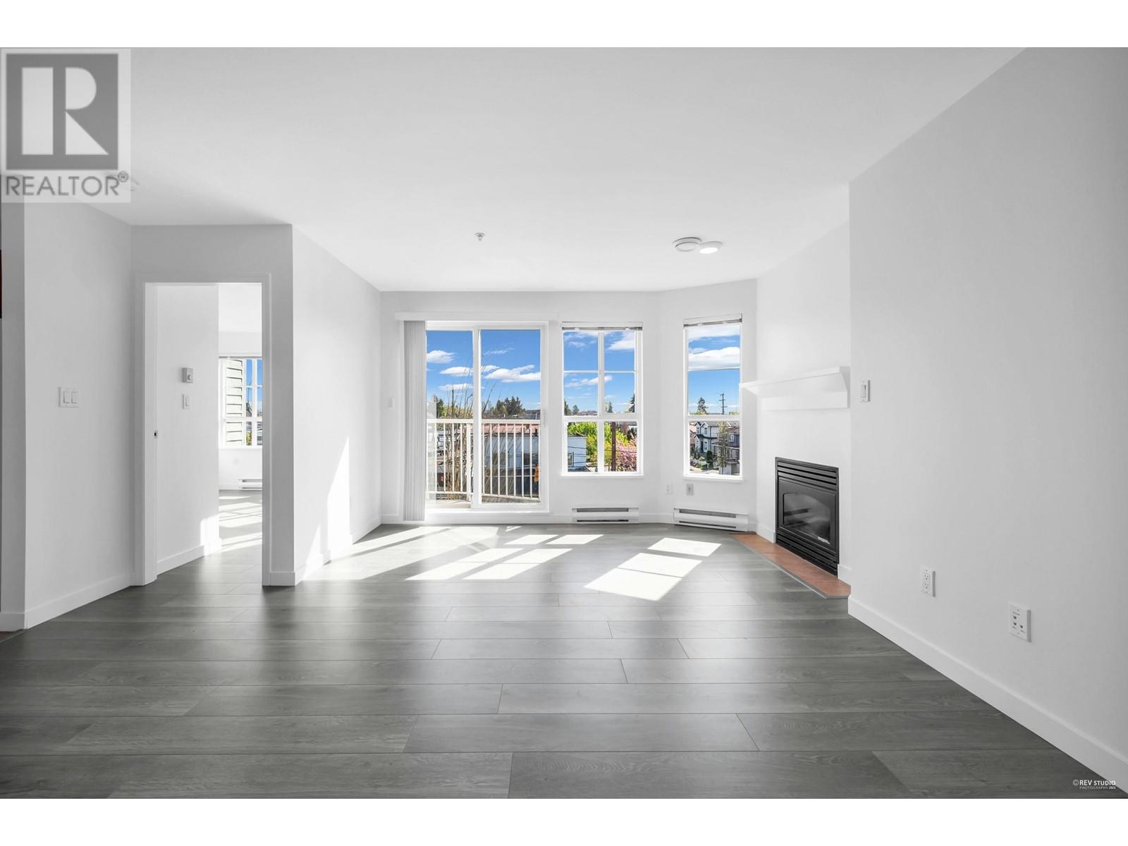 PH 2 6991 VICTORIA DRIVE