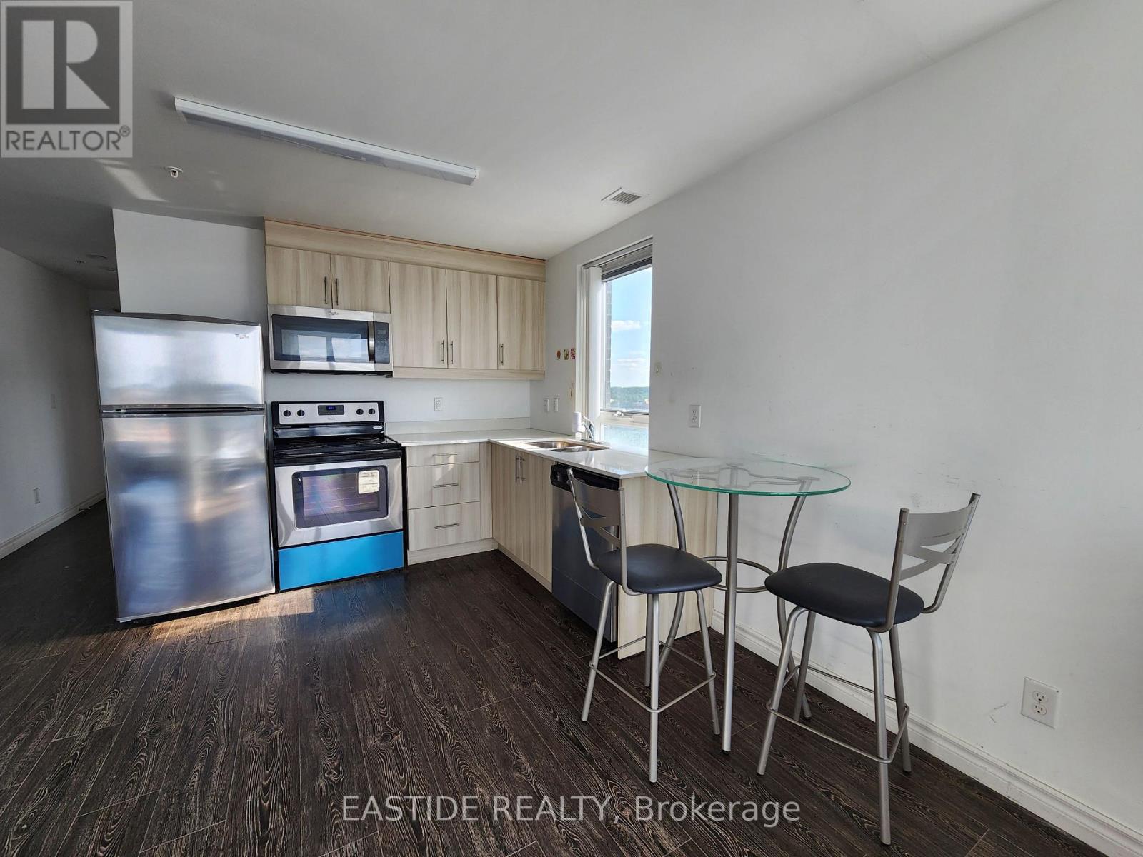 1805 - 158 KING STREET N