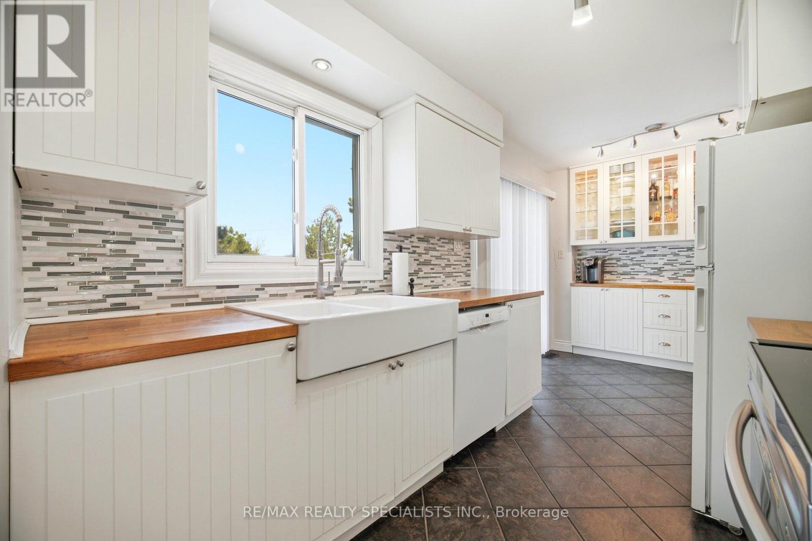 41 - 371 BRONTE STREET S