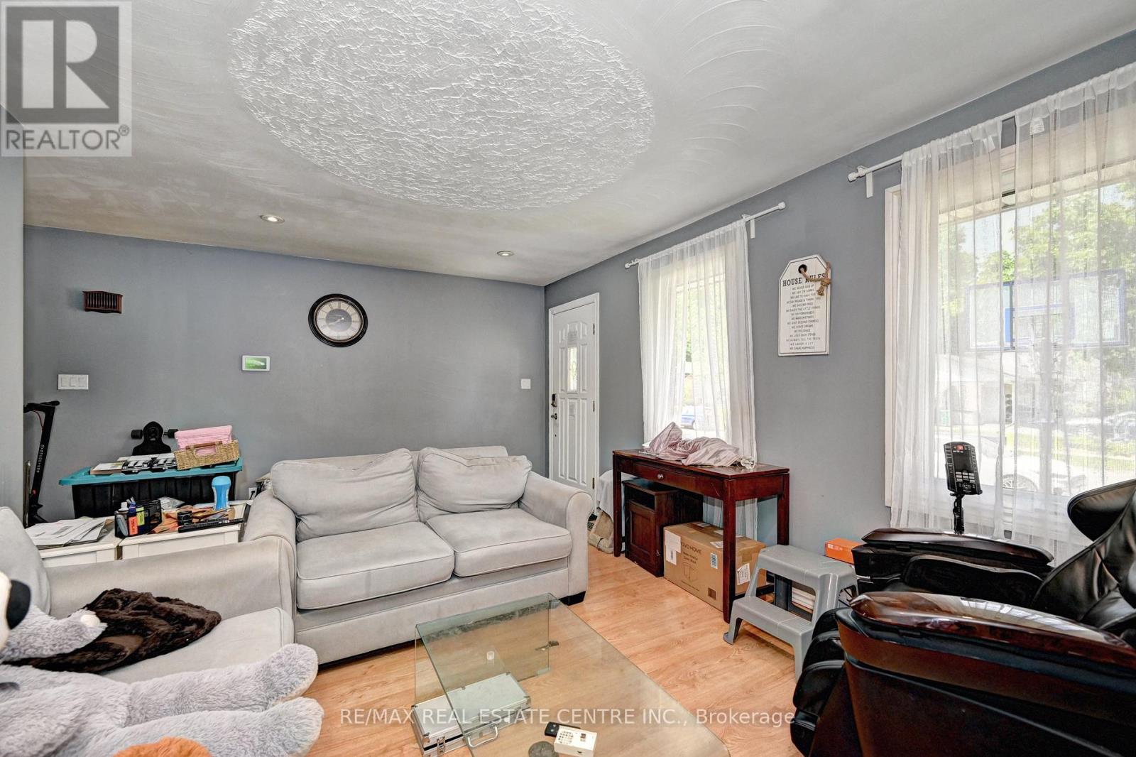 525 FALLINGBROOK DRIVE