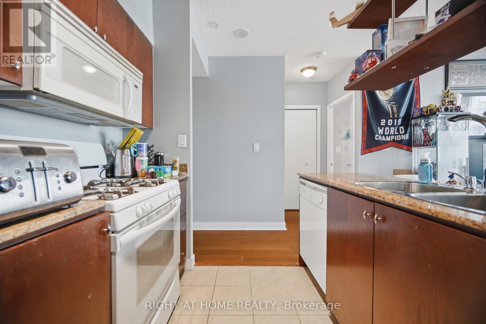 2107 - 10 NAVY WARF COURT