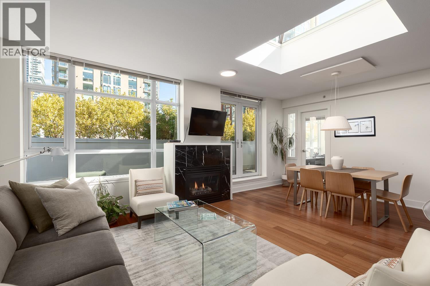 PH803 988 RICHARDS STREET