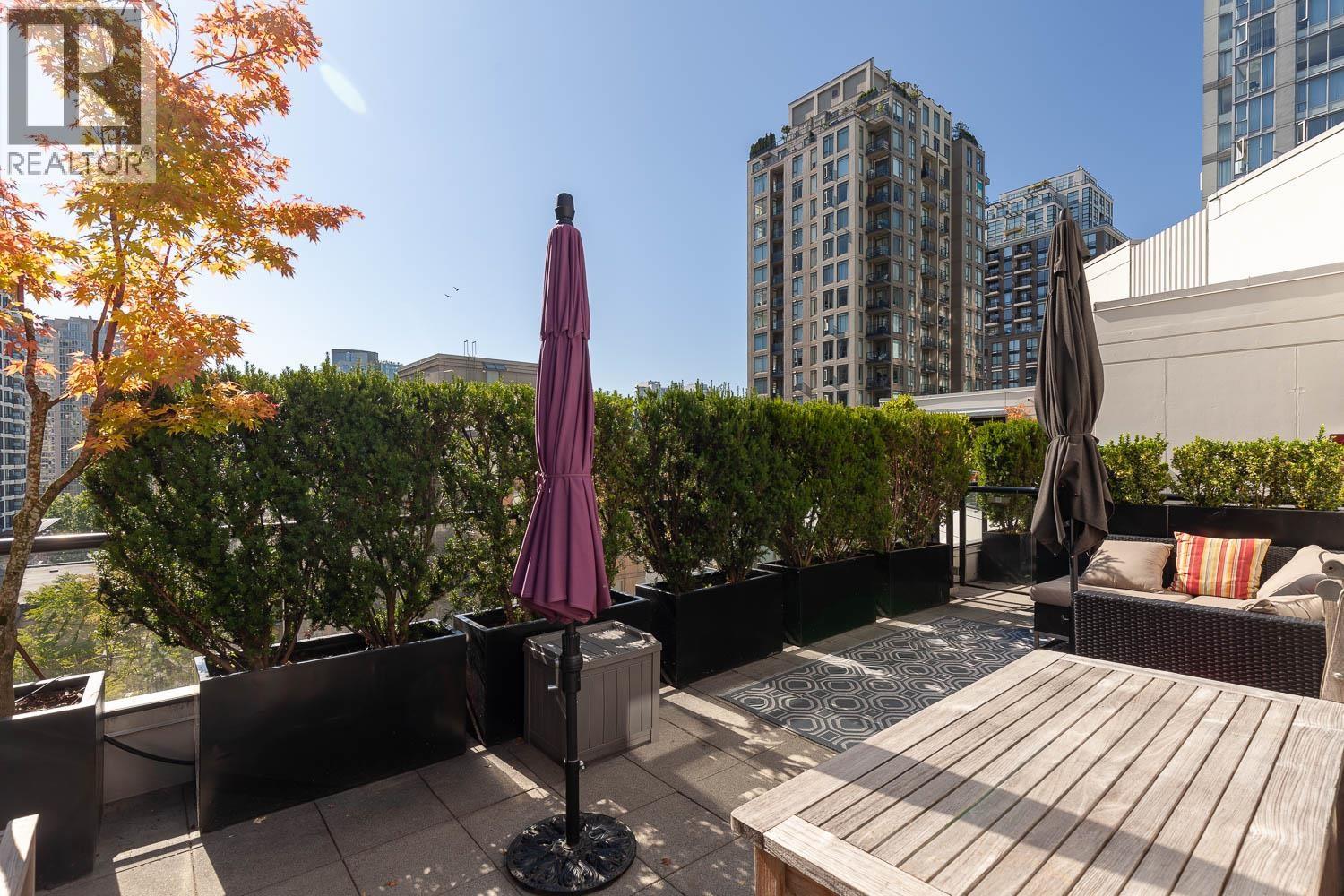 PH803 988 RICHARDS STREET