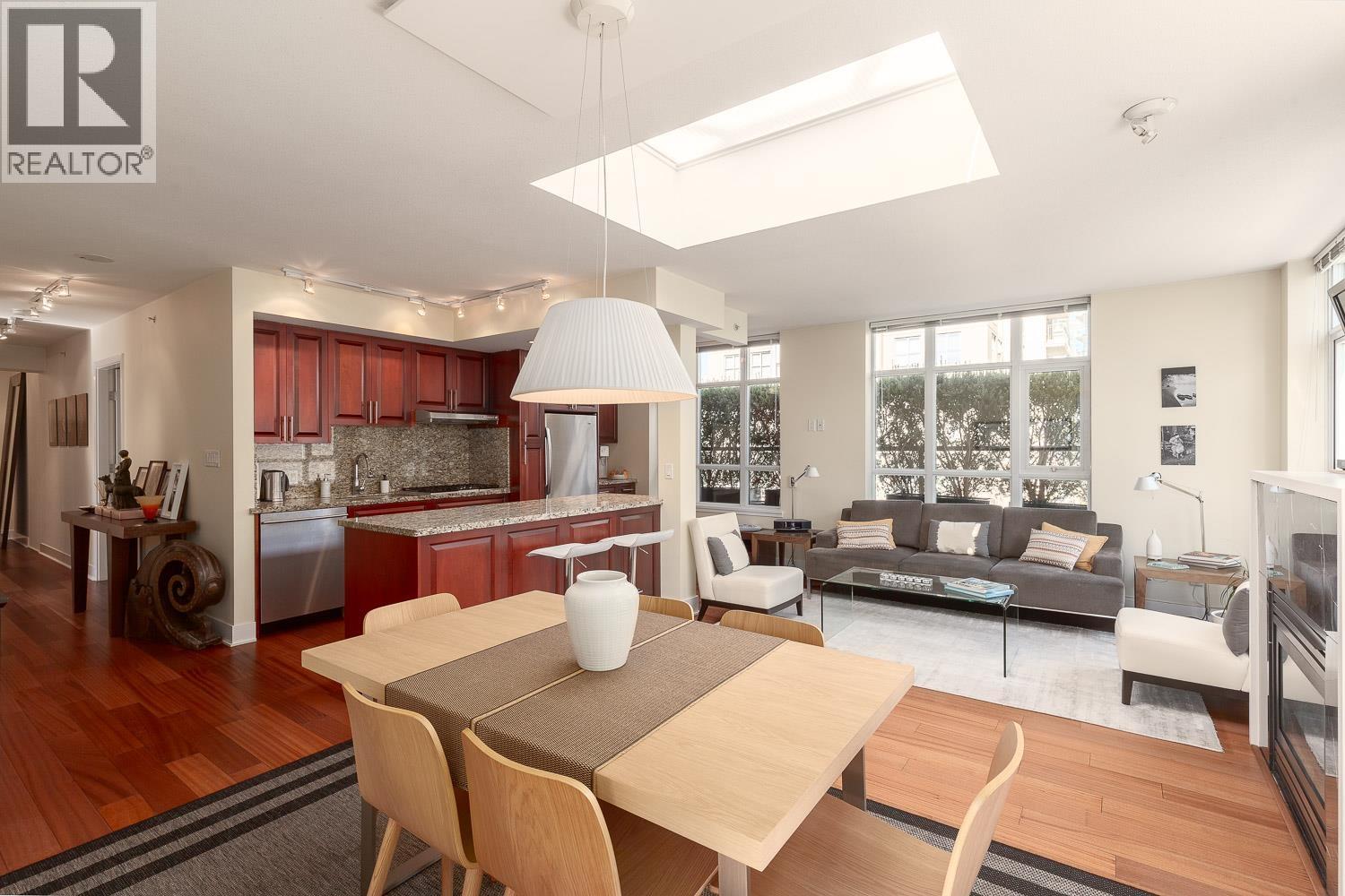 PH803 988 RICHARDS STREET