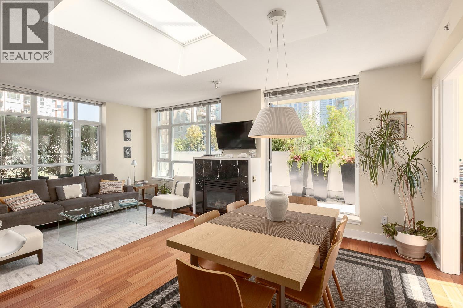 PH803 988 RICHARDS STREET