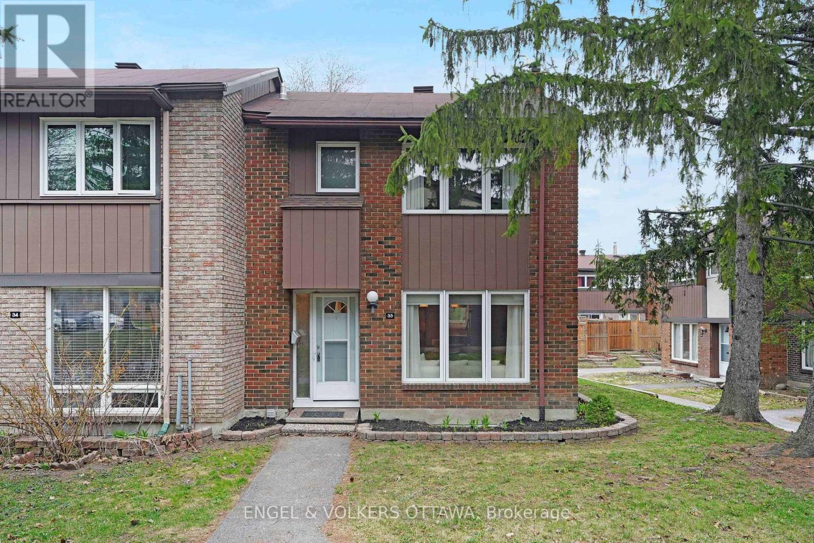 Photo 1 of 30 — 33 - 2111 MONTREAL ROAD Unit 33, Ottawa, ON K1J8M8