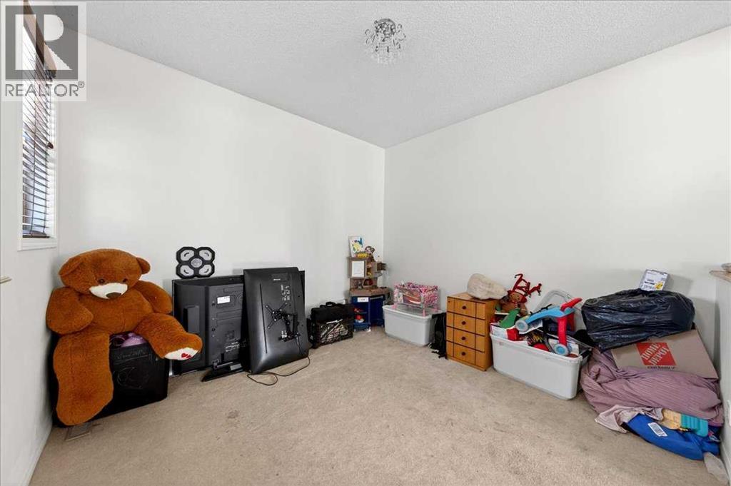 34 Saddlecrest Crescent NE