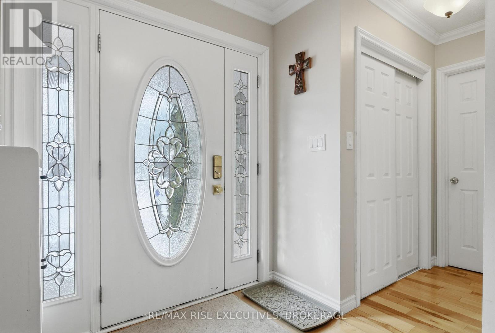 526 CANTERBURY CRESCENT