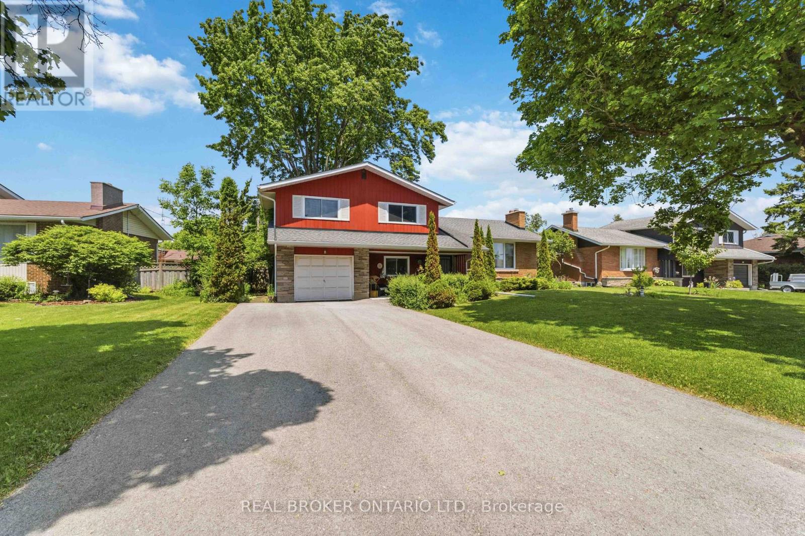 Photo 1 of 50 — 30 SPRINGHEAD GARDENS, Welland (Prince Charles), ON L3C5A8