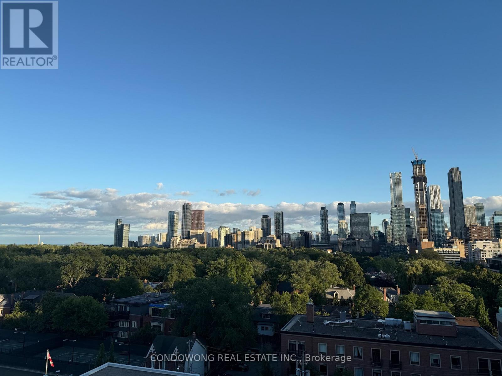 906 - 25 SCRIVENER SQUARE