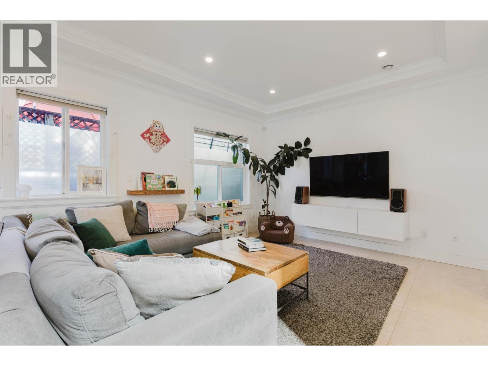2018 E 12TH AVENUE