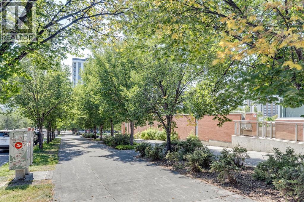108, 990 Centre Avenue NE