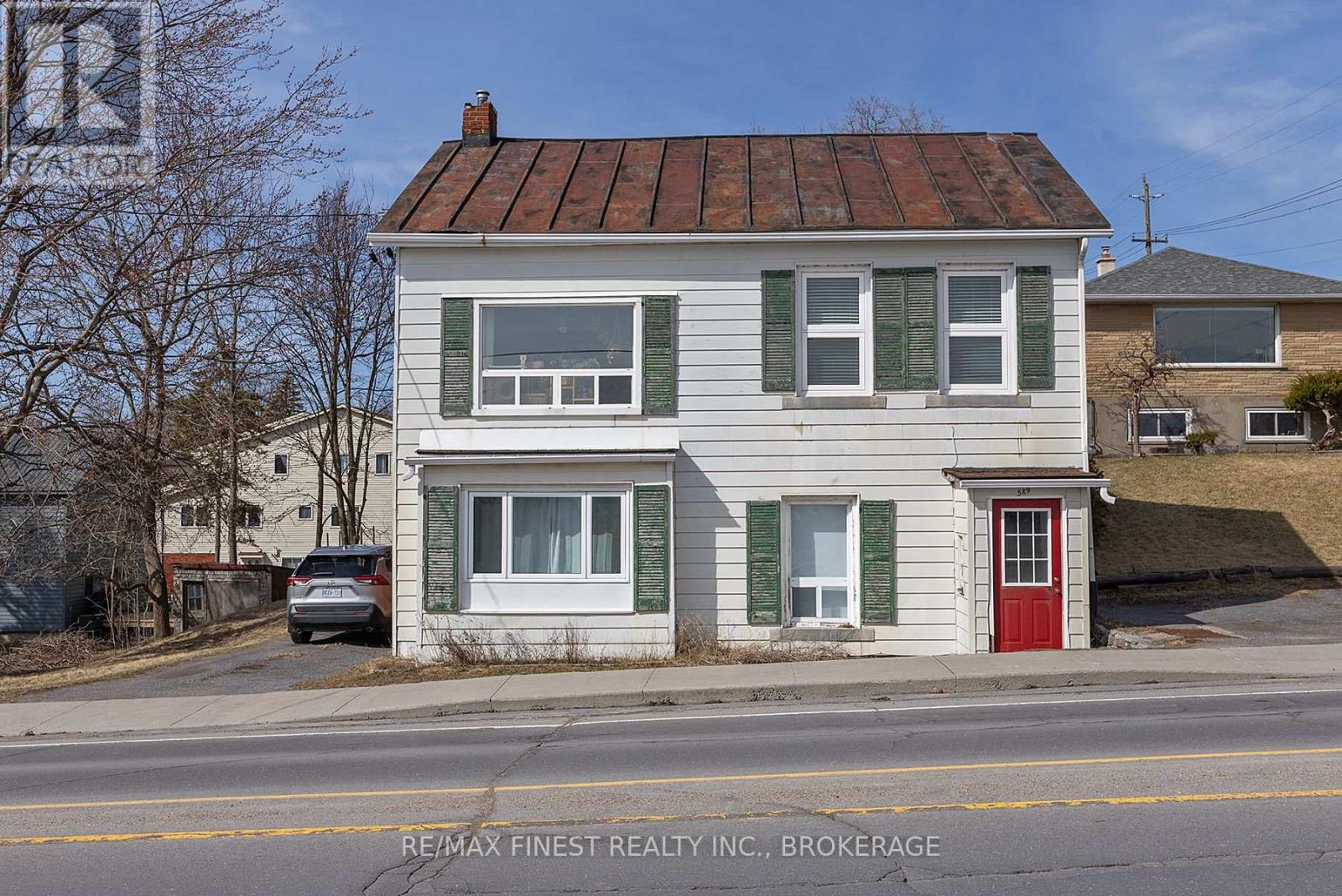 589 KING STREET W