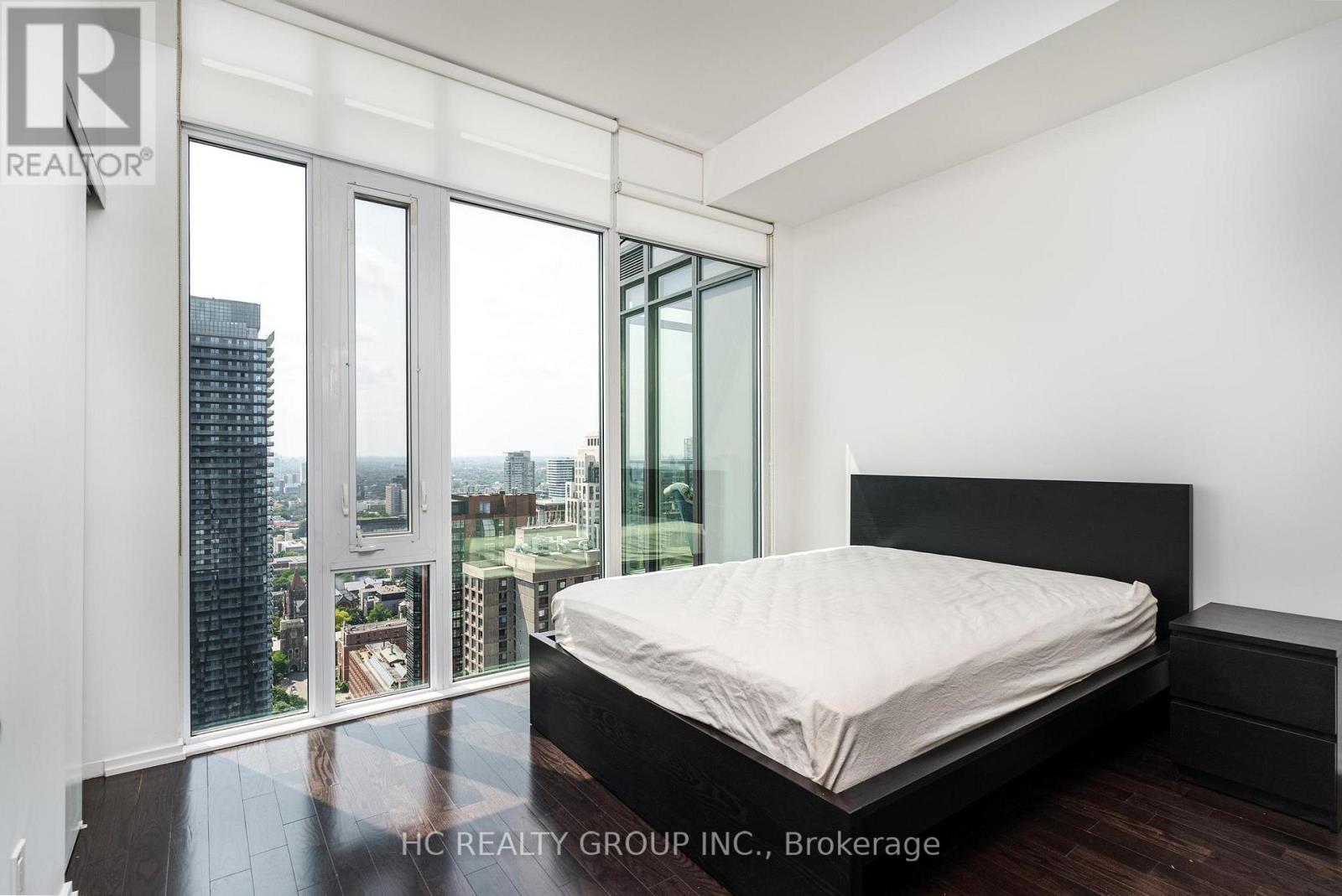 3503 - 75 ST NICHOLAS STREET