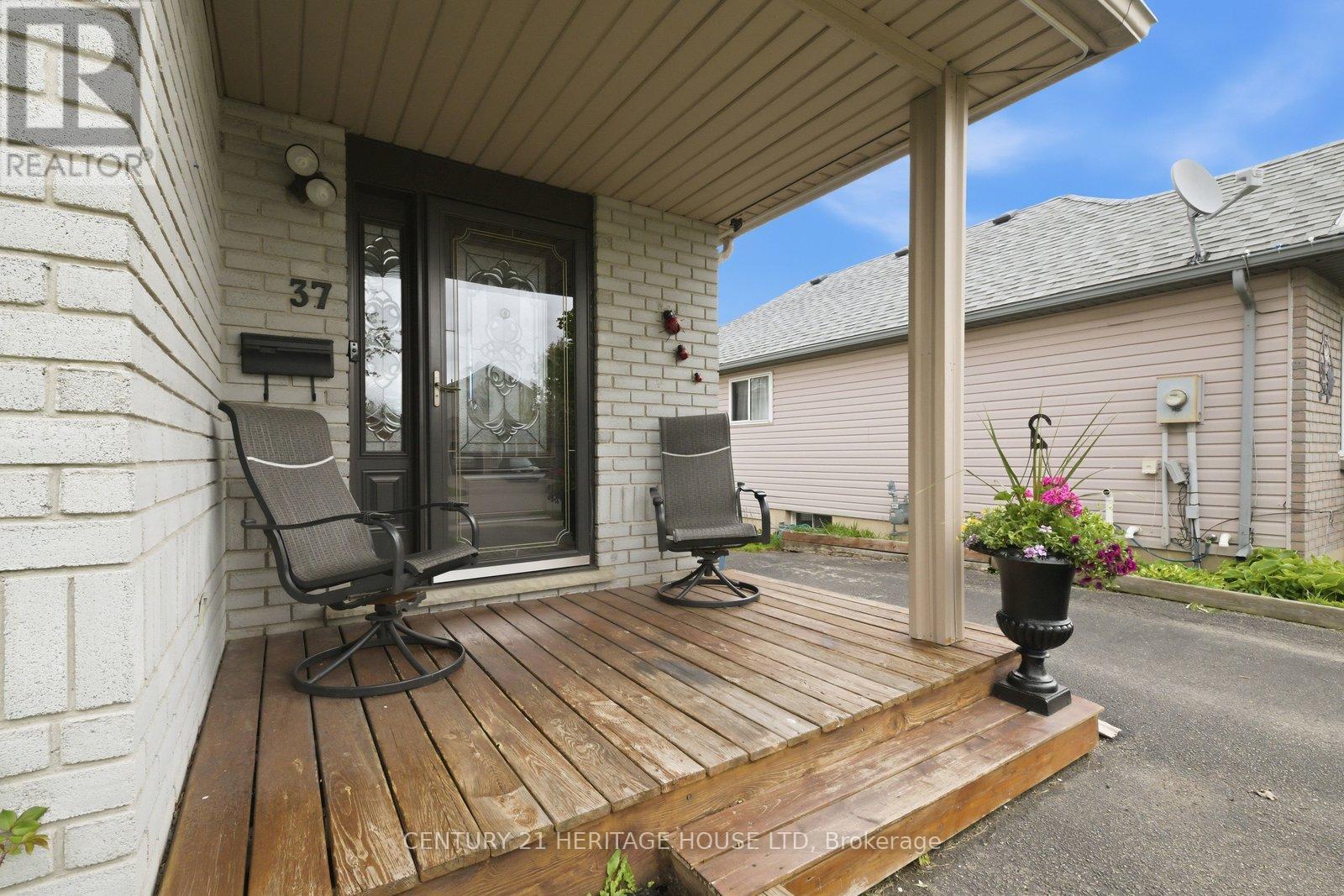 37 ANASTASIA CRESCENT