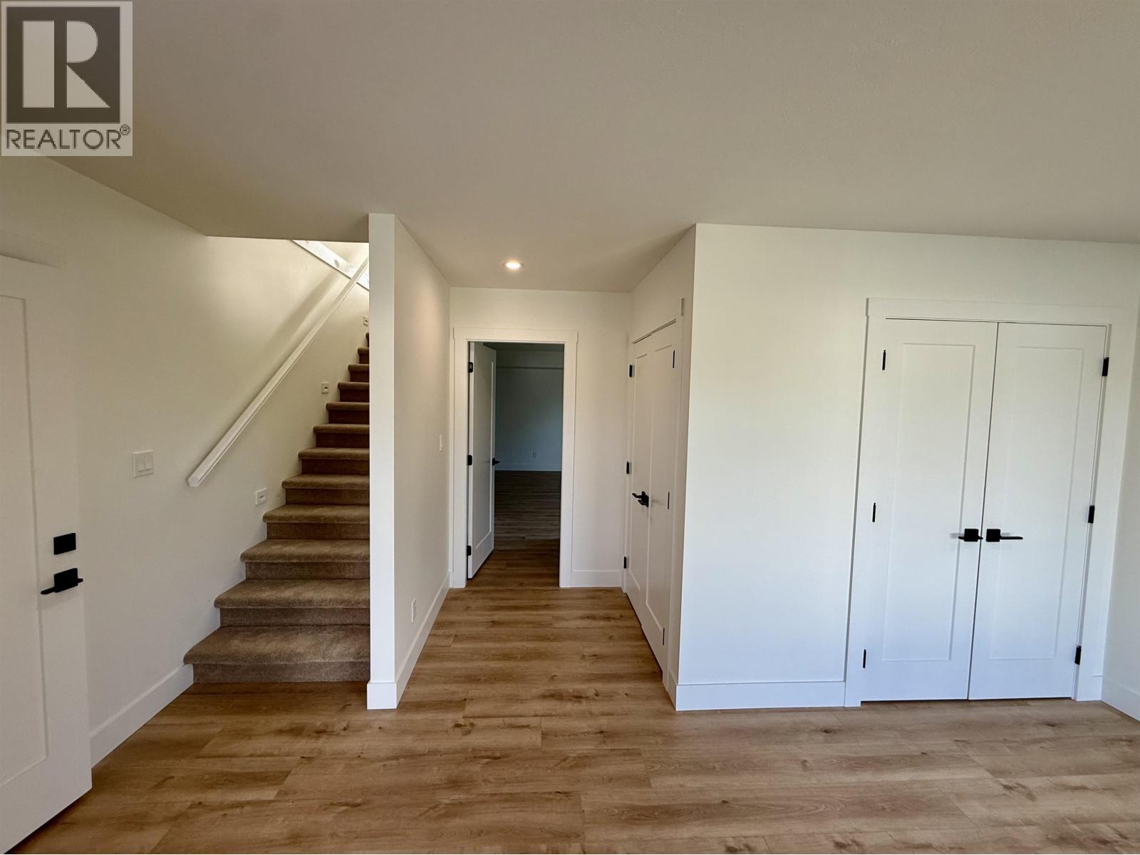 905 SPRUCE PLACE