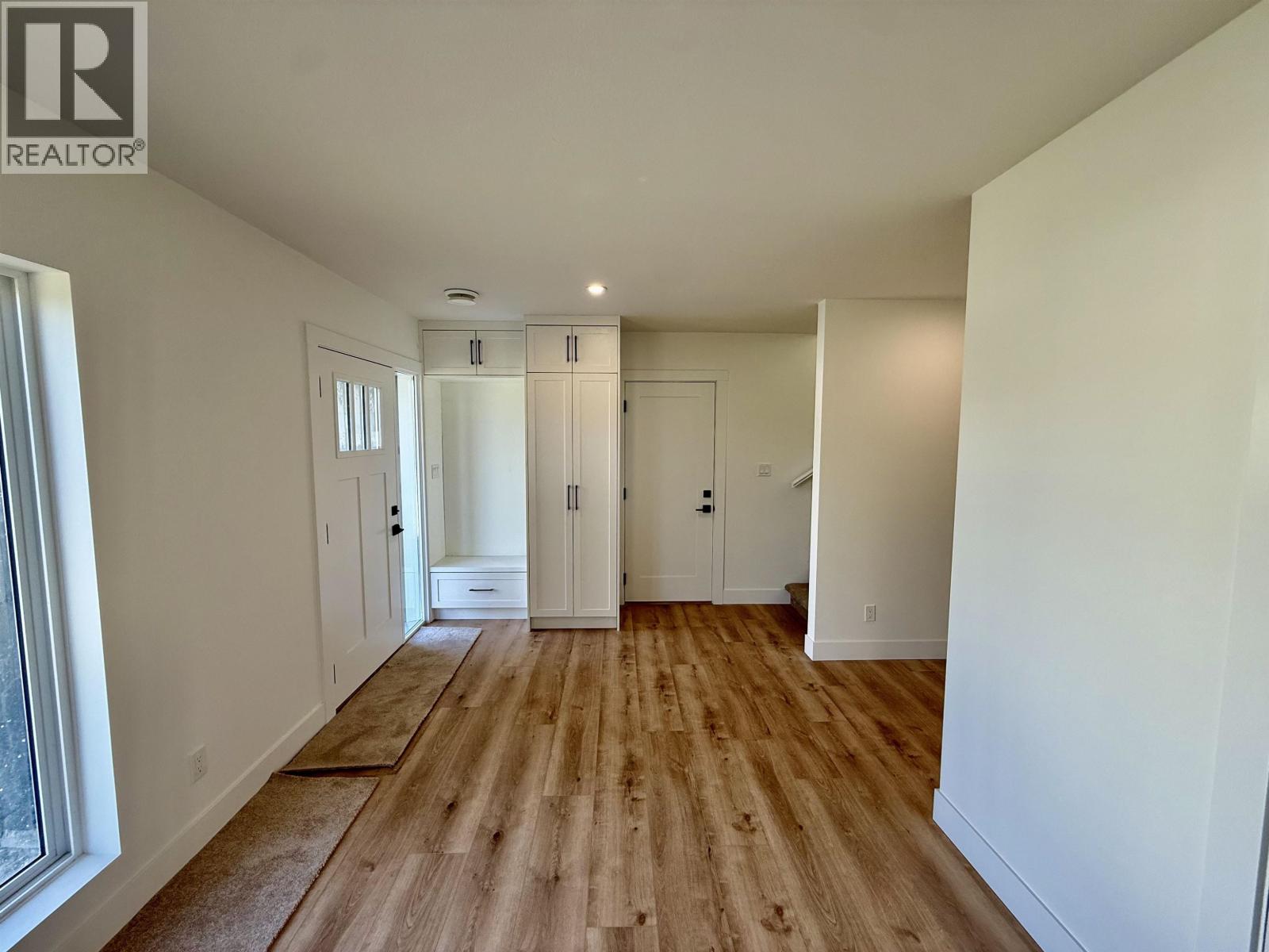 905 SPRUCE PLACE