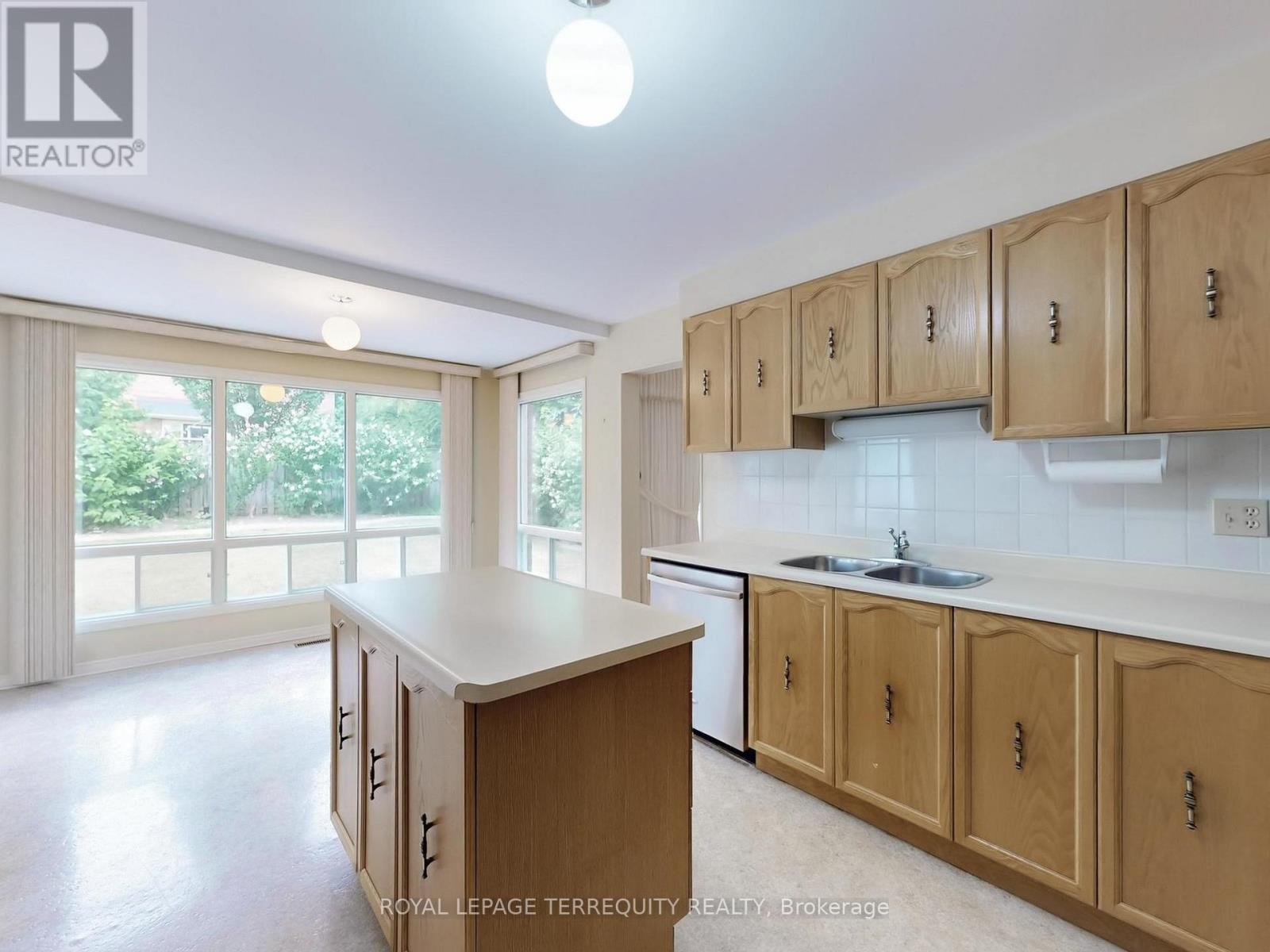 4 MOWAT COURT