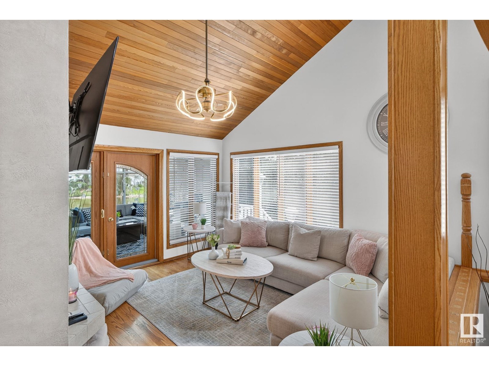 7604 157 AV NW