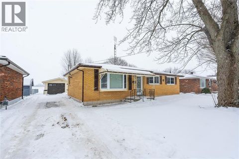 28 HIGHLAND DRIVE Wallaceburg ON N8A2K4