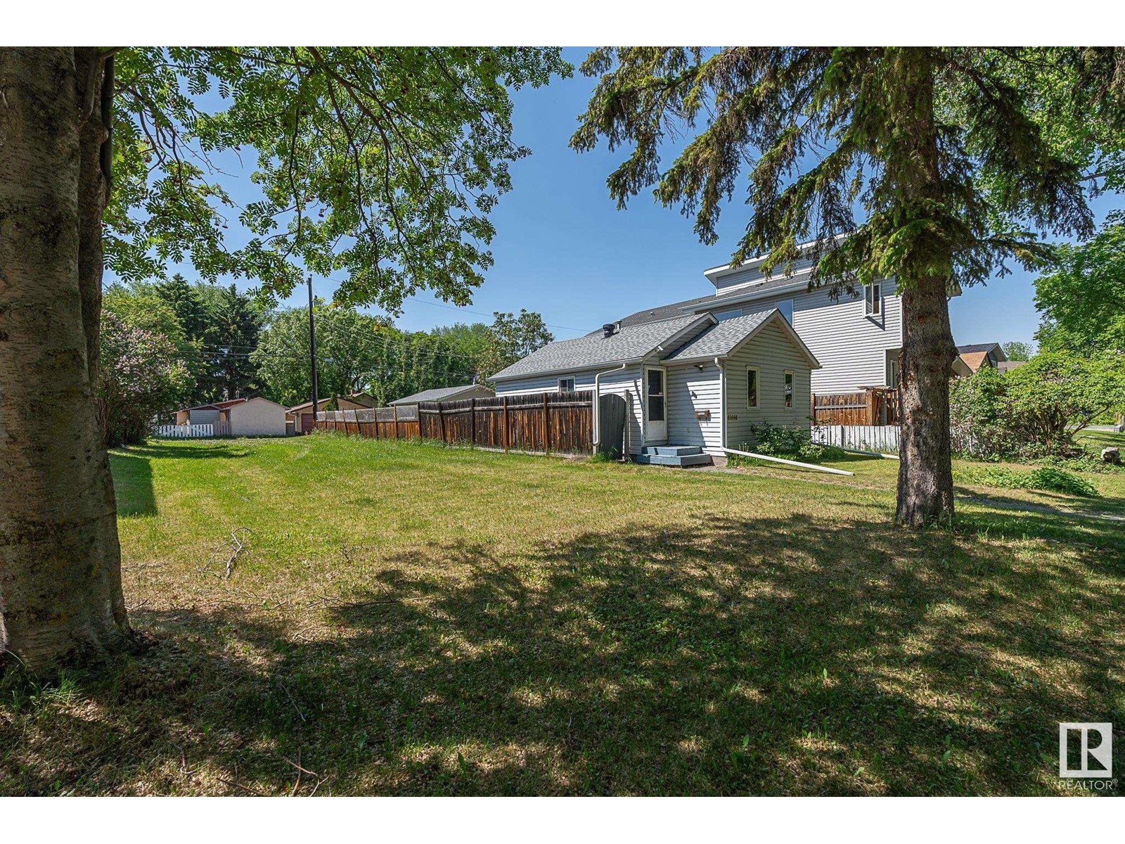 12018 62 ST NW