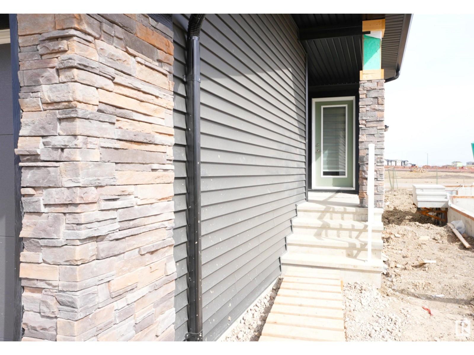 #2 2710 66 st SW